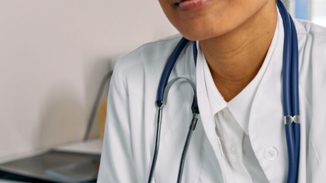 Una metgessa amb bata blanca i fonendoscopi. Foto: Pexels